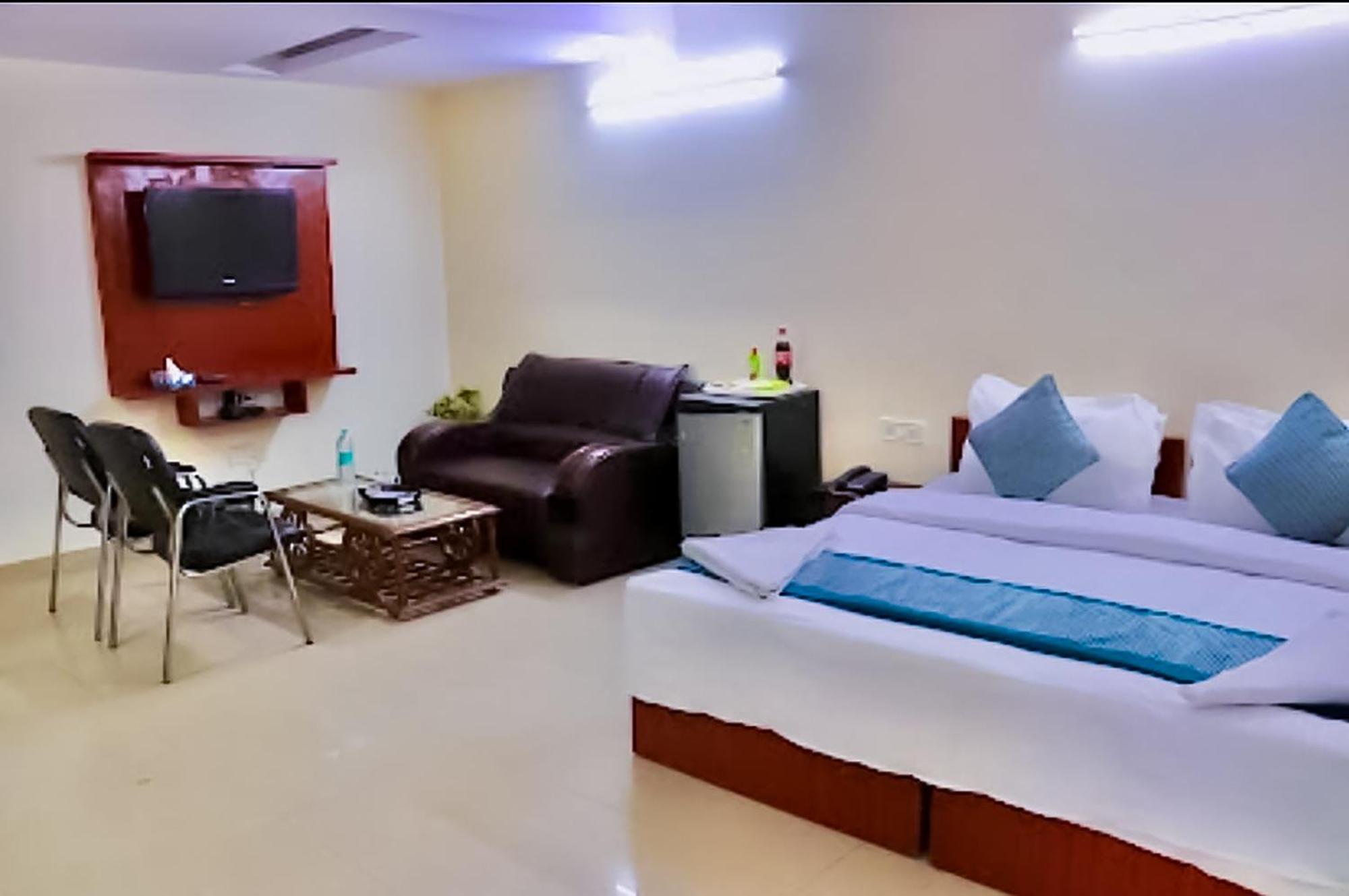 ניו דלהי Happy Inn - Near Saket Metro מראה חיצוני תמונה